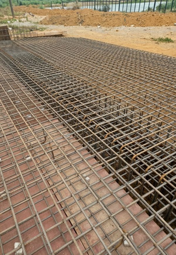 Tied steel mesh reinforcement layout for structural concrete slab.